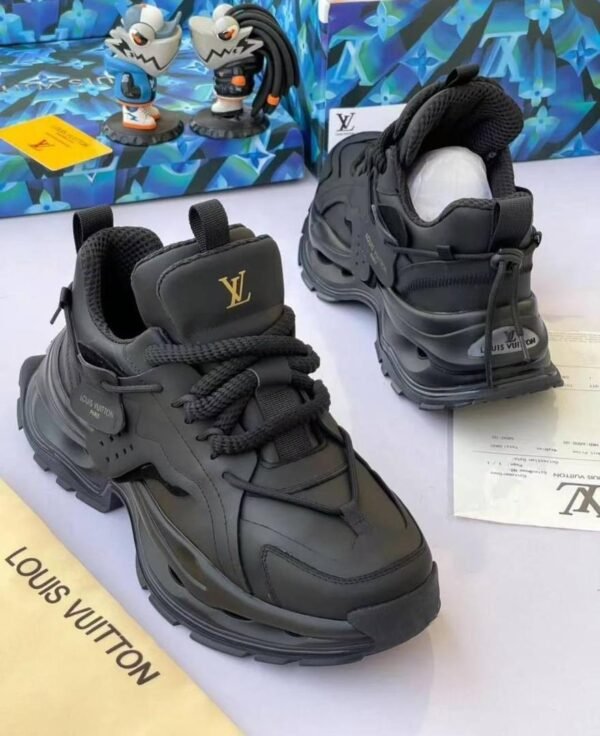 BLACK LOUIS VUITTON 40 - 46 price 25k boxed
