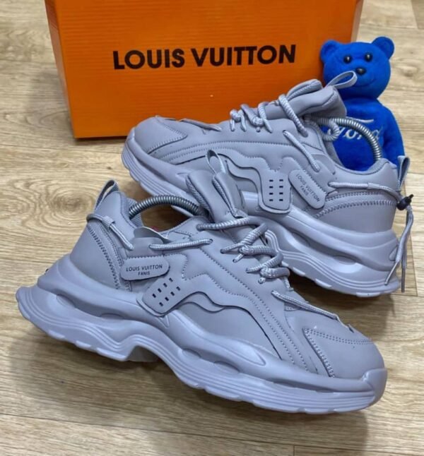GREY LOUIS VUITTON 40 - 46 price 25k boxed